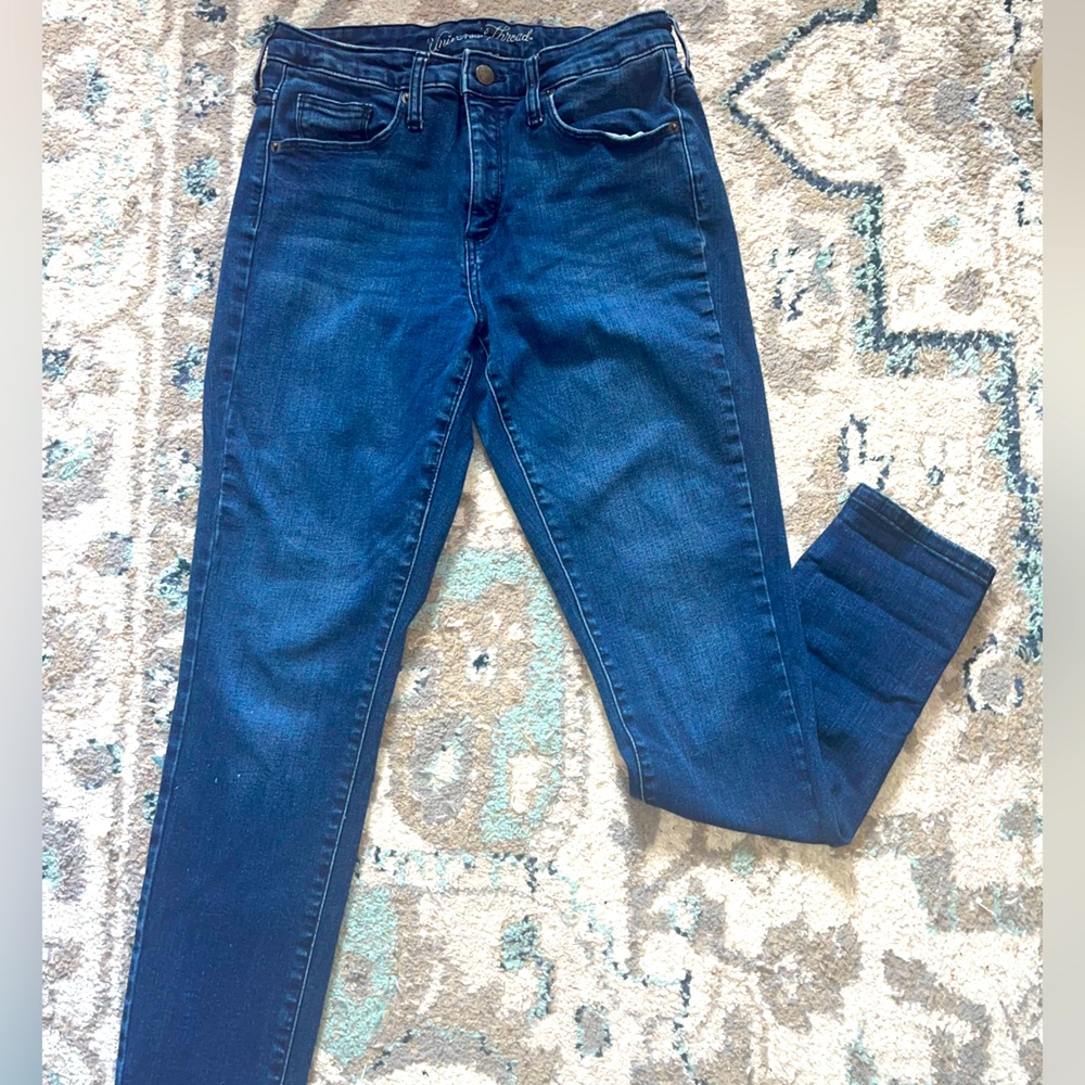 Blue skinny jeans.